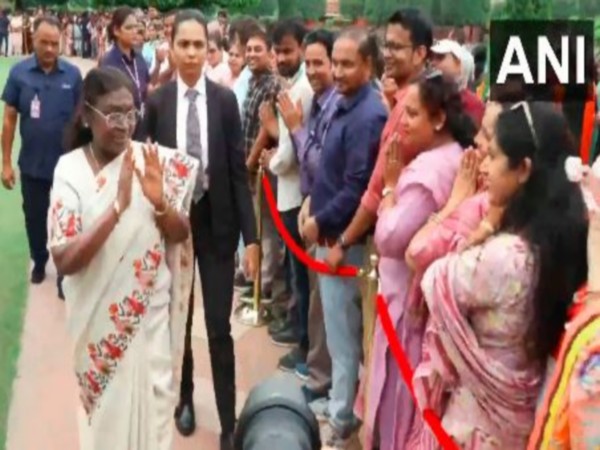 President Droupadi Murmu greets teachers (Photo/ANI) President Droupadi Murmu greets teachers (Photo/ANI)