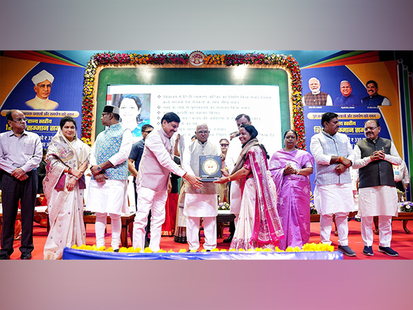 MP Governor Mangubhai Patel and CM Mohan Yadav felicitating teacher(Photo/ X @DrMohanYadav51) MP Governor Mangubhai Patel and CM Mohan Yadav felicitating teacher(Photo/ X @DrMohanYadav51)