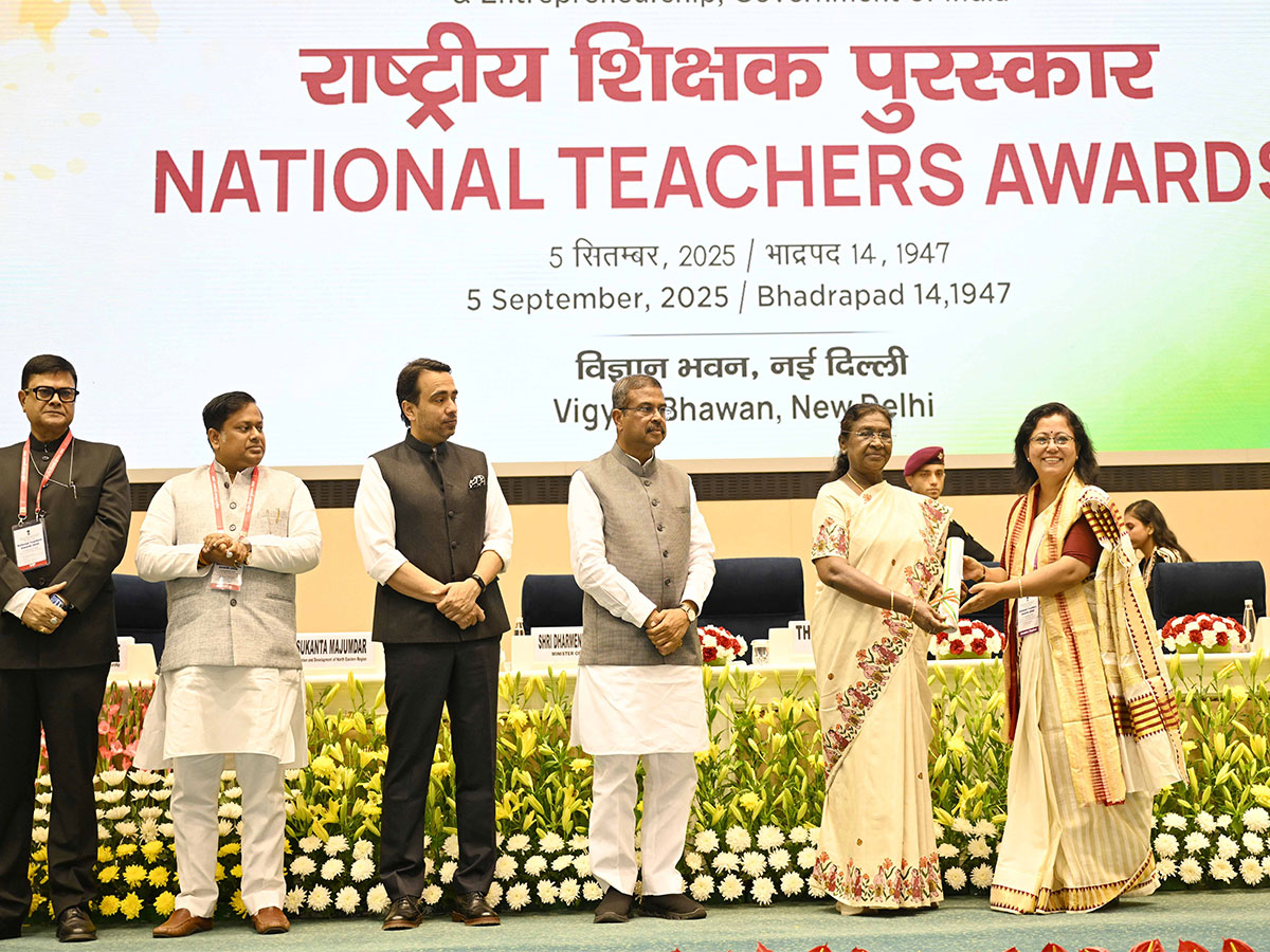 President Droupadi Murmu confers National Awards on teachers from across the country. (Photo/ANI) President Droupadi Murmu confers National Awards on teachers from across the country. (Photo/ANI)