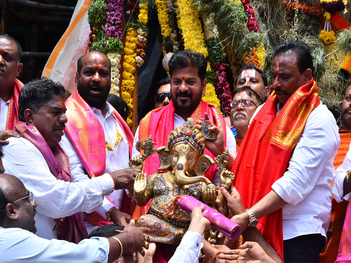Telangana CM Revanth Reddy participates in Ganesh idol immersion event (Photo/@revanth_anumula) Telangana CM Revanth Reddy participates in Ganesh idol immersion event (Photo/@revanth_anumula)