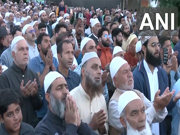 People offer prayers at Dargah Hazratbal Shrine in Srinagar (Photo/ANI) People offer prayers at Dargah Hazratbal Shrine in Srinagar (Photo/ANI)
