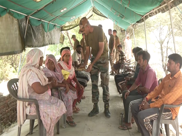 Indian Army conducts relief operation in flood-affected Fazilika (Photo/ANI) Indian Army conducts relief operation in flood-affected Fazilika (Photo/ANI)