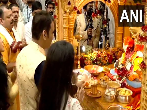Maharashtra CM Devendra Fadnavis performs Ganesh aarti (Photo/ANI) Maharashtra CM Devendra Fadnavis performs Ganesh aarti (Photo/ANI)