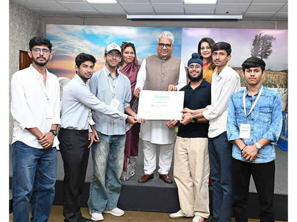 Union Minister Shri Bhupender Yadav felicitates Sustainovation by Intin winners, joined by Monica Sareen Kharbanda (Head, Sustainovation) and Monica Kubba Union Minister Shri Bhupender Yadav felicitates Sustainovation by Intin winners, joined by Monica Sareen Kharbanda (Head, Sustainovation) and Monica Kubba