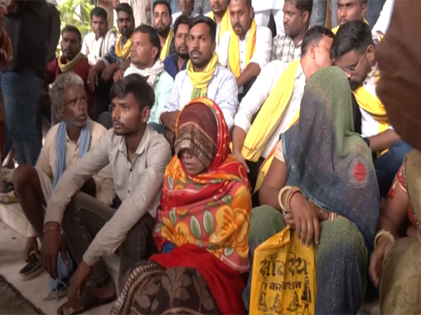 Family member staged sit-in outside the hospital (Photo/ANI) Family member staged sit-in outside the hospital (Photo/ANI)
