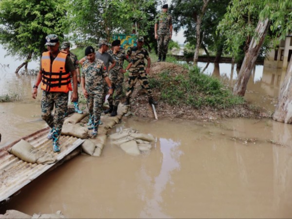 IG BSF Punjab visits flood-affected border areas in Ferozepur (Photo/BSF) IG BSF Punjab visits flood-affected border areas in Ferozepur (Photo/BSF)