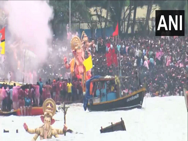 Huge number of devotees take part in the immersion of Lord Ganesh idols at Mumbai's Girgaon Chowpatty (Photo/ANI) Huge number of devotees take part in the immersion of Lord Ganesh idols at Mumbai's Girgaon Chowpatty (Photo/ANI)