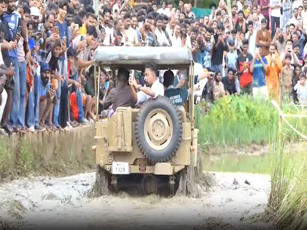 Vandippoottu race attracts crowds to Karulai. (Photo/ANI) Vandippoottu race attracts crowds to Karulai. (Photo/ANI)