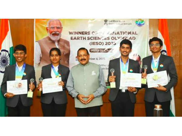 Union Minister Dr Jitendra Singh felicitates Indian team for wining “International Earth Sciences Olympiad” held in China (Photo/PIB) Union Minister Dr Jitendra Singh felicitates Indian team for wining “International Earth Sciences Olympiad” held in China (Photo/PIB)