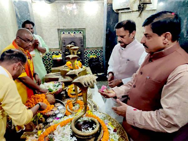 MP CM Yadav Mohan Yadav performs Pooja and Rudrabhishek at Devtalab Shiva Temple (Photo/X:@DrMohanYadav51) MP CM Yadav Mohan Yadav performs Pooja and Rudrabhishek at Devtalab Shiva Temple (Photo/X:@DrMohanYadav51)