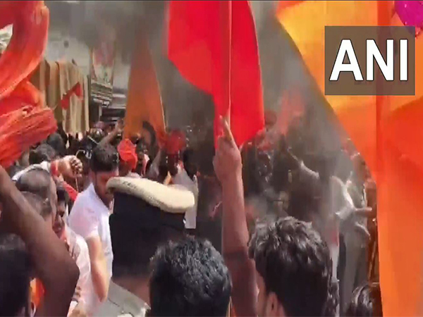Mandya: Hindu organisations protest against reported stone pelting incident during Ganesh immersion. (Photo/ANI) Mandya: Hindu organisations protest against reported stone pelting incident during Ganesh immersion. (Photo/ANI)