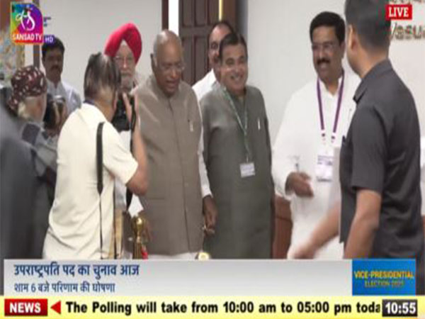 Union Minister Nitin Gadkari and Congress National President Mallikarjun Kharge arrive together at the Parliament House (Photo/Sansad TV) Union Minister Nitin Gadkari and Congress National President Mallikarjun Kharge arrive together at the Parliament House (Photo/Sansad TV)