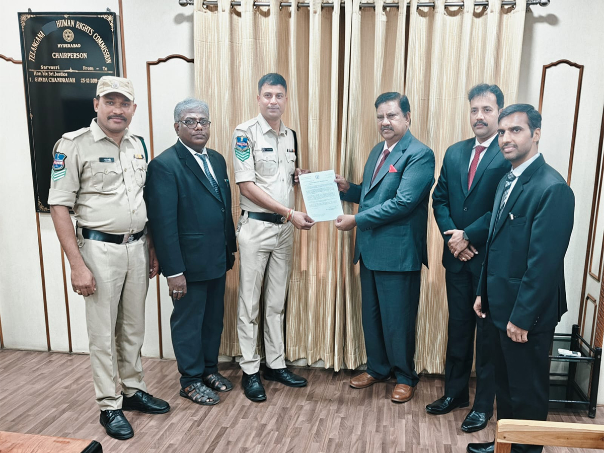 TGHRC Chairperson Justice Shameem Akther presents appreciation letter to Head Constable Sridhar Varma (Photo/TGHRC PRO) TGHRC Chairperson Justice Shameem Akther presents appreciation letter to Head Constable Sridhar Varma (Photo/TGHRC PRO)