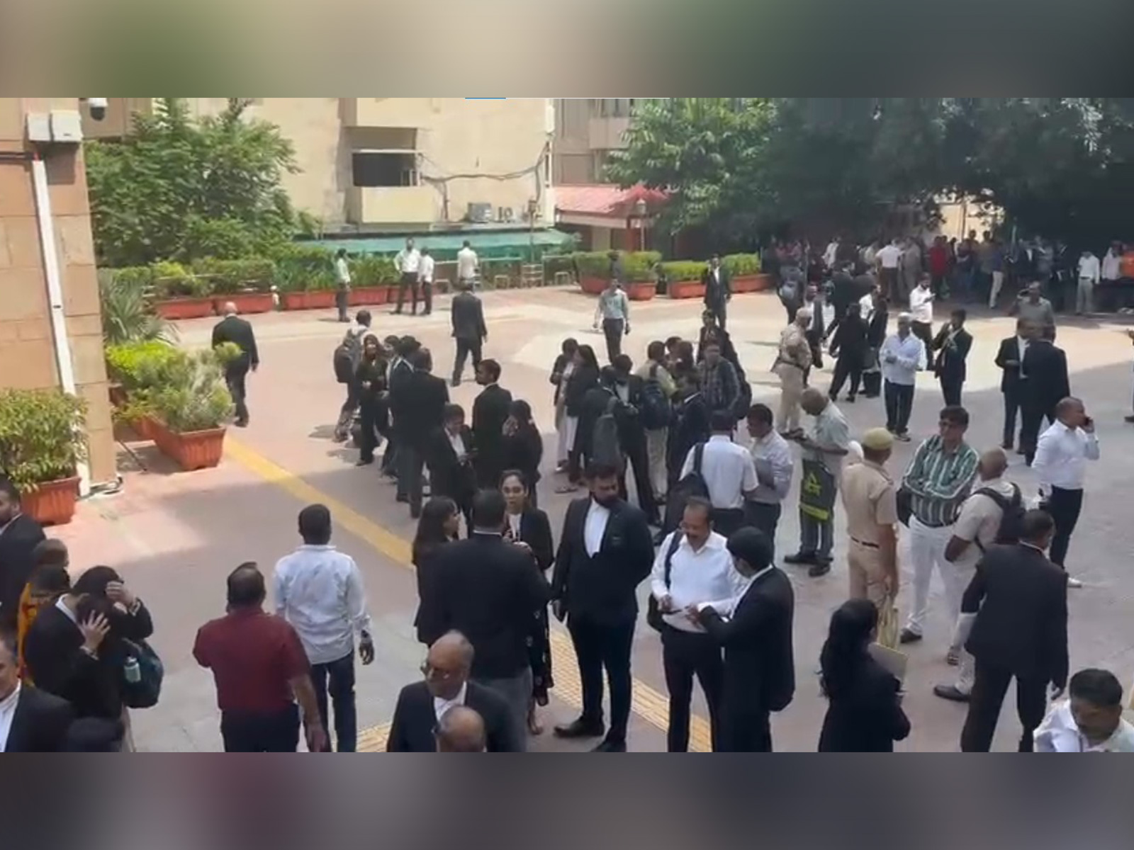 Scenes at Delhi High Court after an email warning of a bomb threat (Photo/ANI) Scenes at Delhi High Court after an email warning of a bomb threat (Photo/ANI)