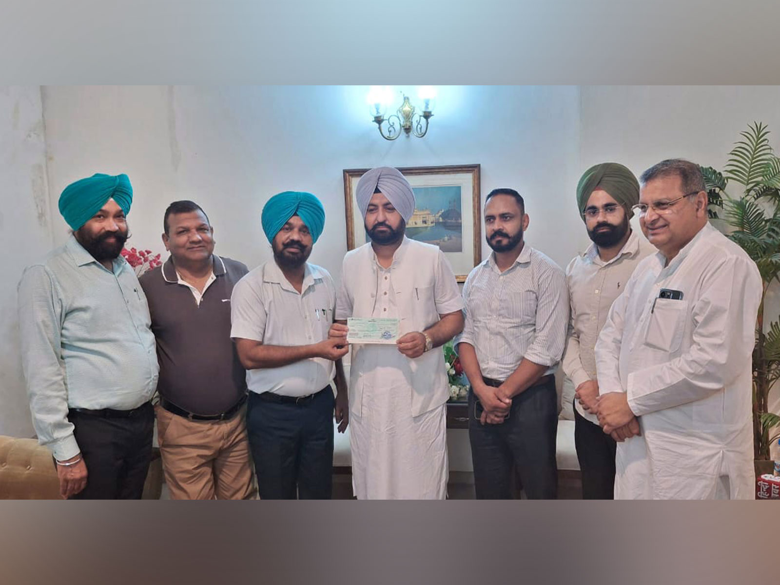 Punjab revenue officers’ association donates Rs 10 lakh to chief minister’s relief fund (Photo/IPRD) Punjab revenue officers’ association donates Rs 10 lakh to chief minister’s relief fund (Photo/IPRD)