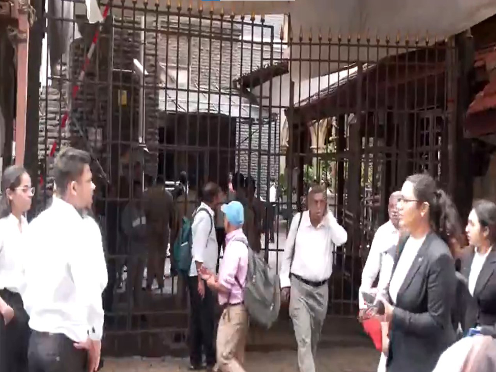 Scenes outside Bombay High Court after Bomb Threat on Friday (Photo/ANI) Scenes outside Bombay High Court after Bomb Threat on Friday (Photo/ANI)