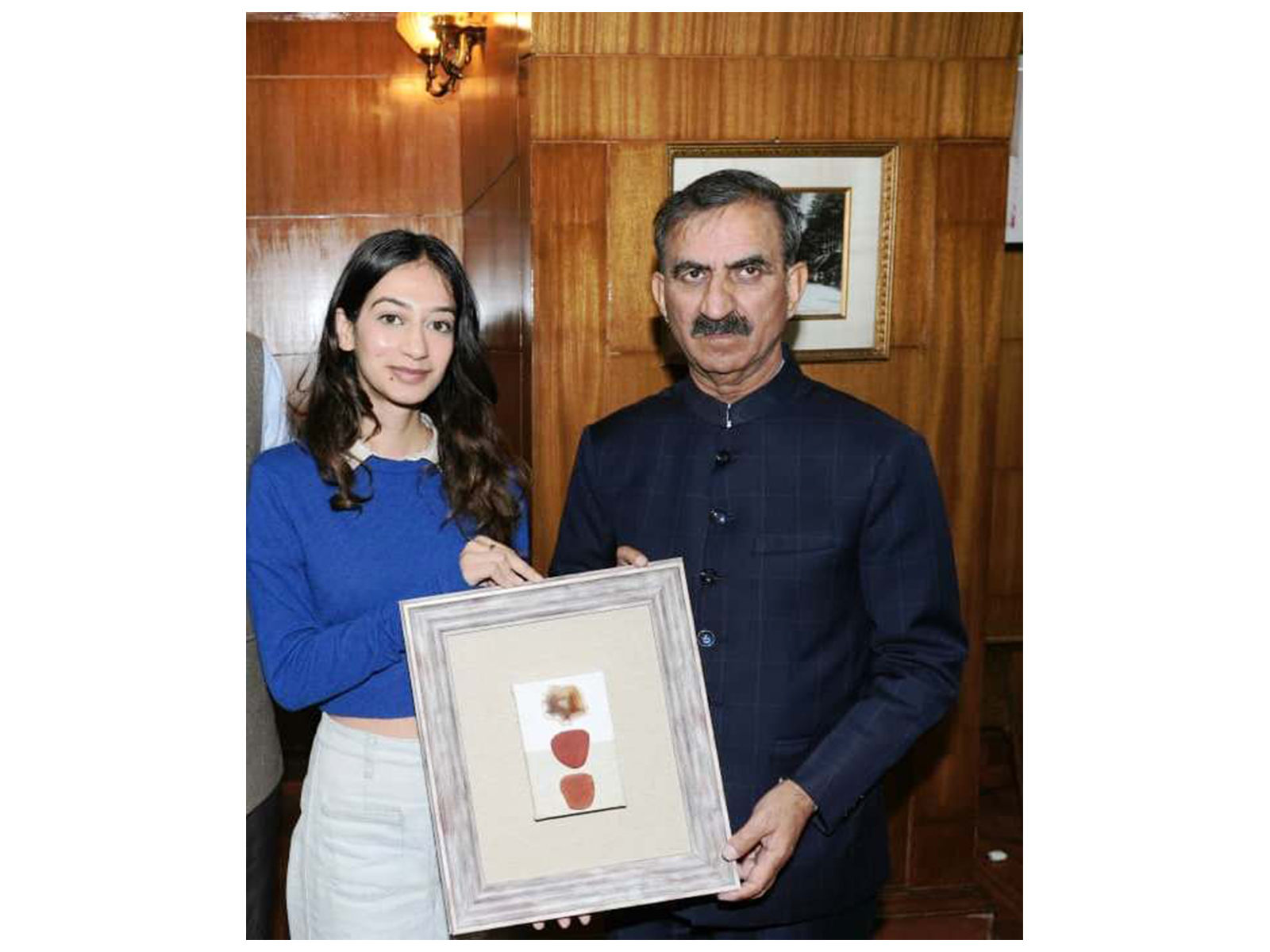 Akshita Sharma presenting artwork to Himachal CM (Photo/CMO) Akshita Sharma presenting artwork to Himachal CM (Photo/CMO)