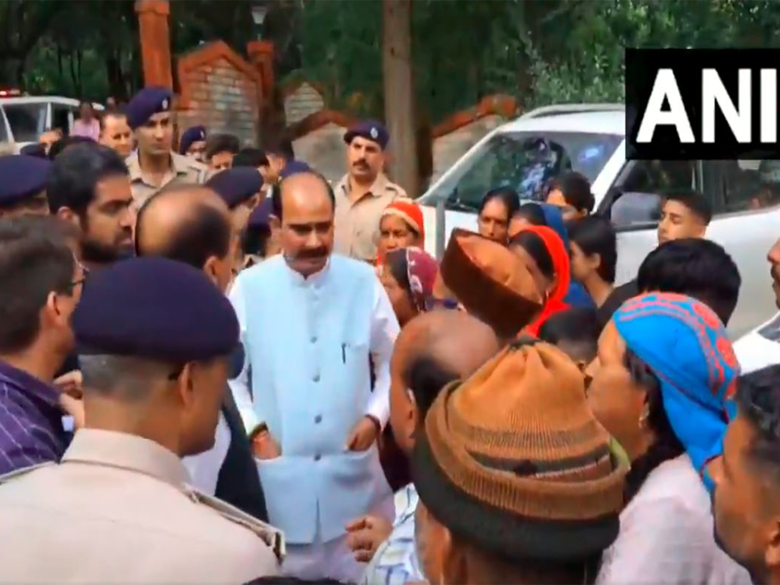 Union MoS Ajay Tamta visits flood-affected areas of Mandi, Kullu (Photo/ANI) Union MoS Ajay Tamta visits flood-affected areas of Mandi, Kullu (Photo/ANI)