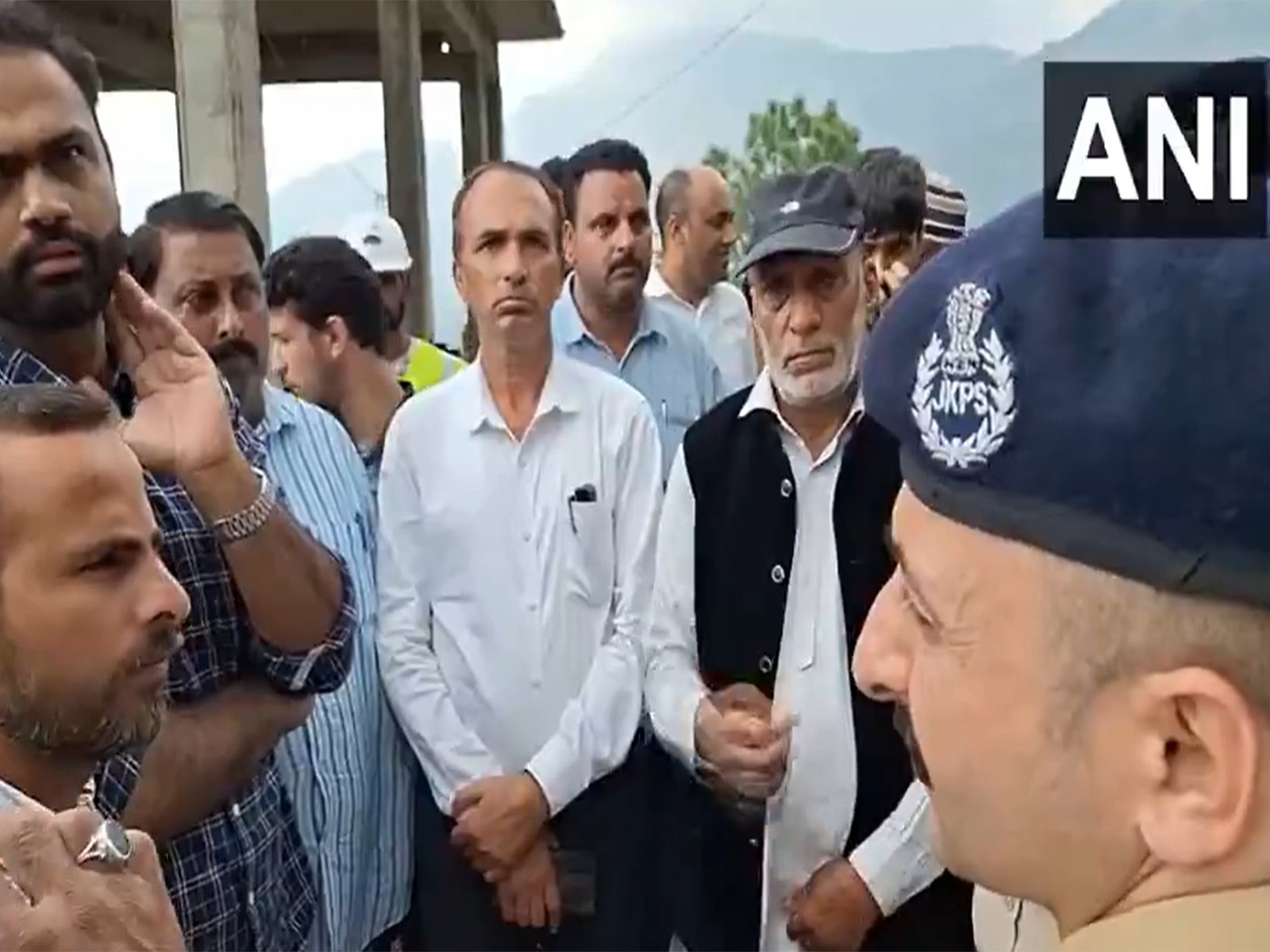 400 people shifted to shelters after cracks in houses due to land subsidence in J-K's Poonch. (Photo/ANI) 400 people shifted to shelters after cracks in houses due to land subsidence in J-K's Poonch. (Photo/ANI)