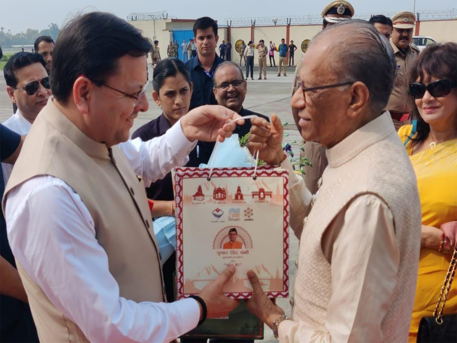CM ushkar Singh Dhami presents mementoesMauritius PM Navinchandra Ramgoolam (Photo/ANI)