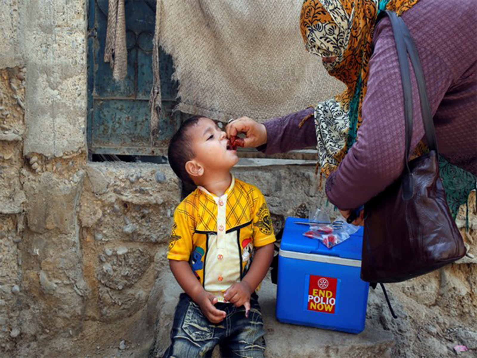 A health worker administers polio drops to a child in Pakistan as WHO warns of cross-border transmission risks (File Photo/Reuters) A health worker administers polio drops to a child in Pakistan as WHO warns of cross-border transmission risks (File Photo/Reuters)