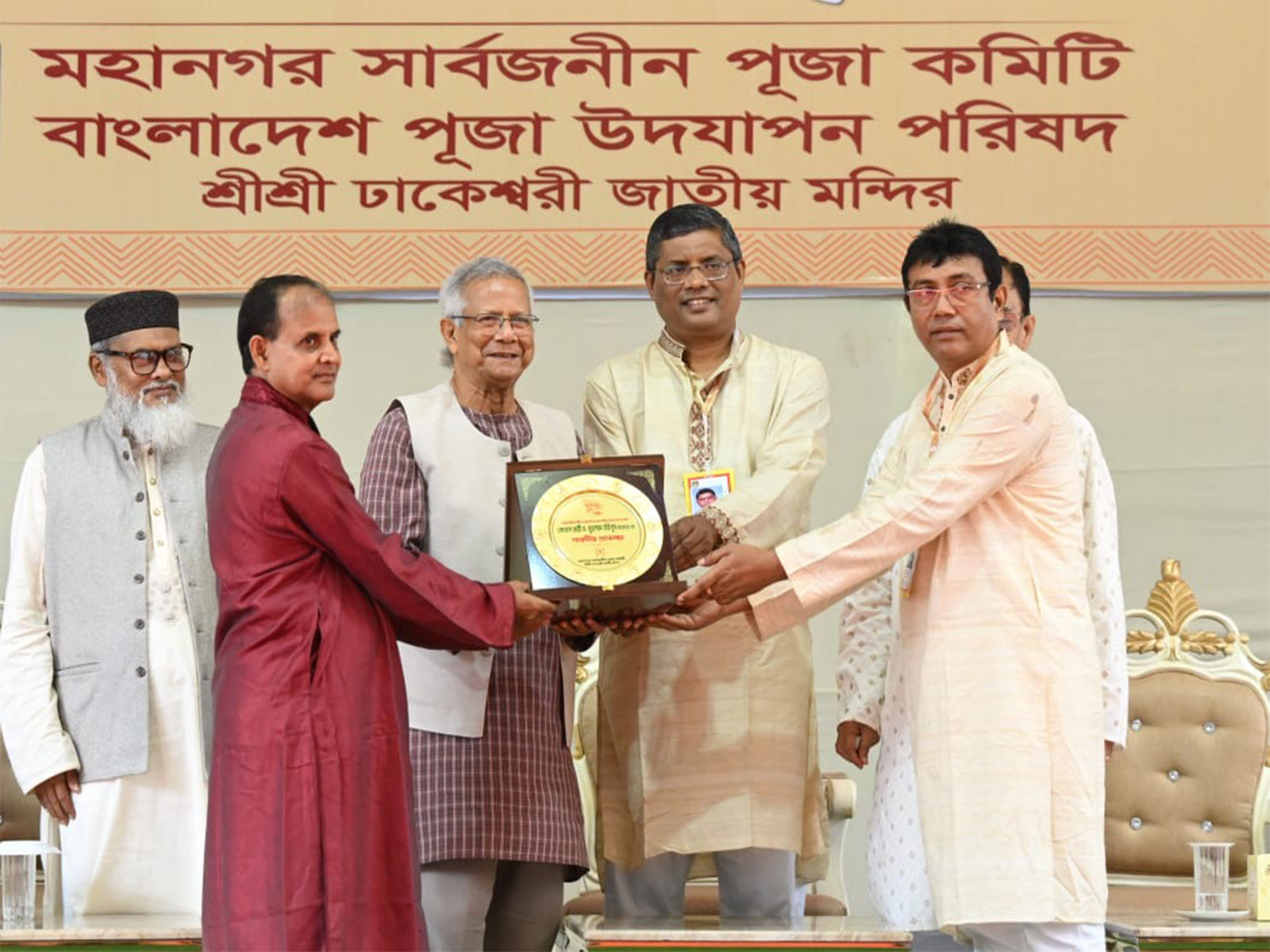 Bangladesh Chief Adviser visits Dhakeshwari National Temple (Photo/Bangladesh Chief Adviser’s Press Wing)