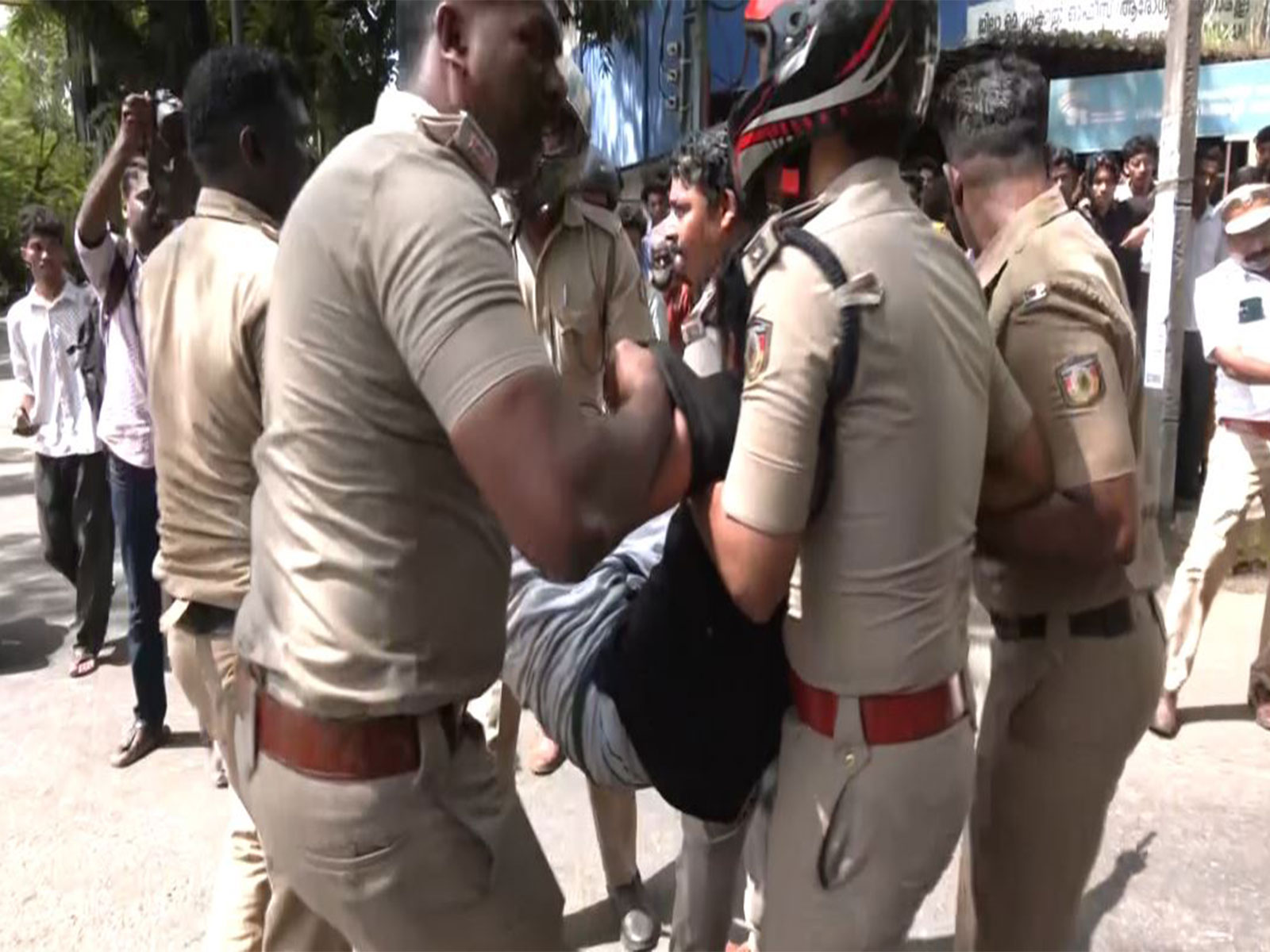 Kochi Police detains members of the Kerala Students Union Wing of Congress (Photo/ANI)  Kochi Police detains members of the Kerala Students Union Wing of Congress (Photo/ANI)