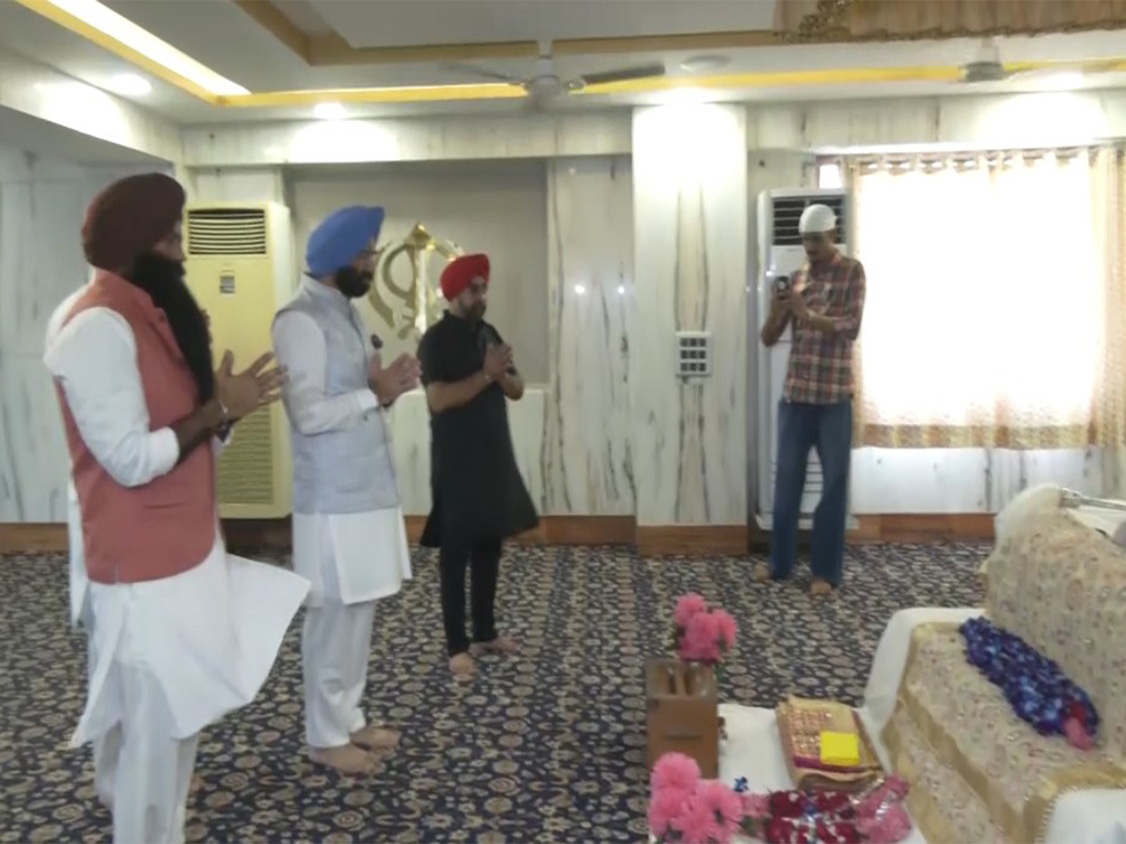 Delhi Minister Manjinder Sirsa performing Ardaas at Bangla Sahib (Photo/ANI) Delhi Minister Manjinder Sirsa performing Ardaas at Bangla Sahib (Photo/ANI)