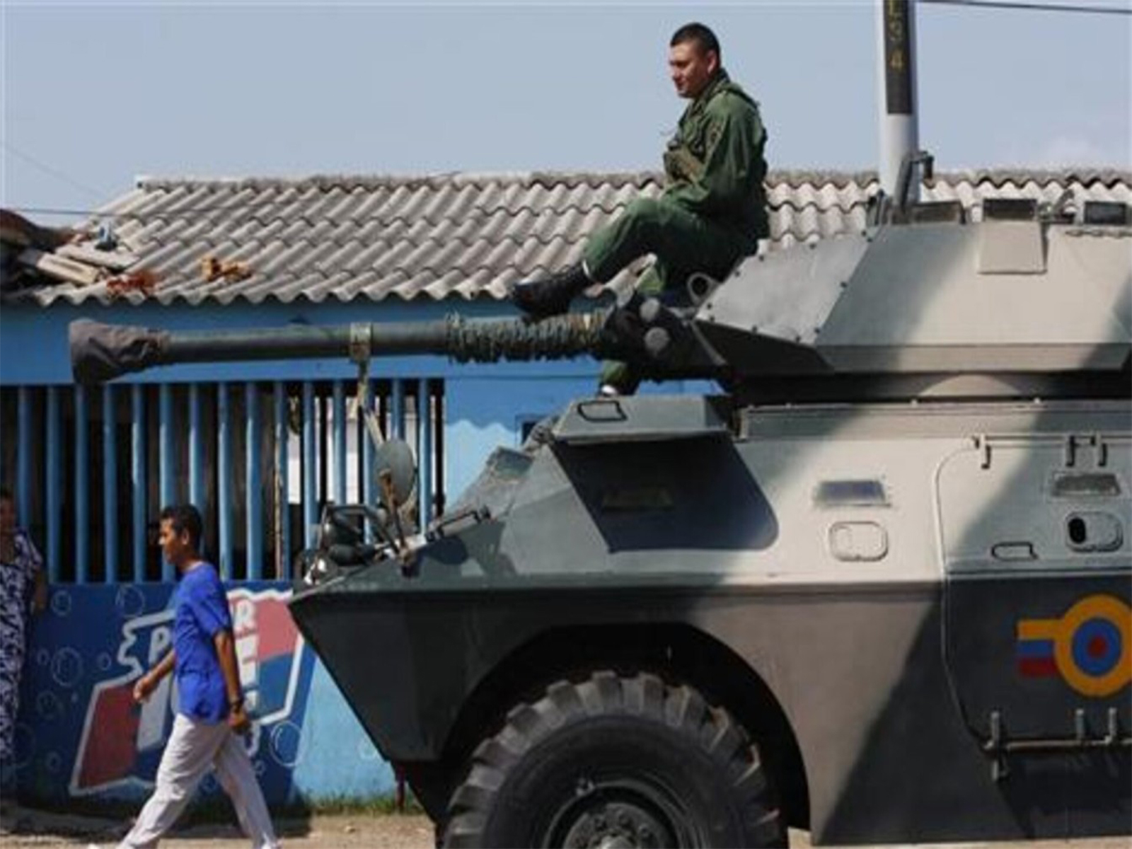 A Venezuelan soldier rides on an armoured vehicle moving through Paraguaipoa towards the Colombia border (File Photo/Reuters) A Venezuelan soldier rides on an armoured vehicle moving through Paraguaipoa towards the Colombia border (File Photo/Reuters)