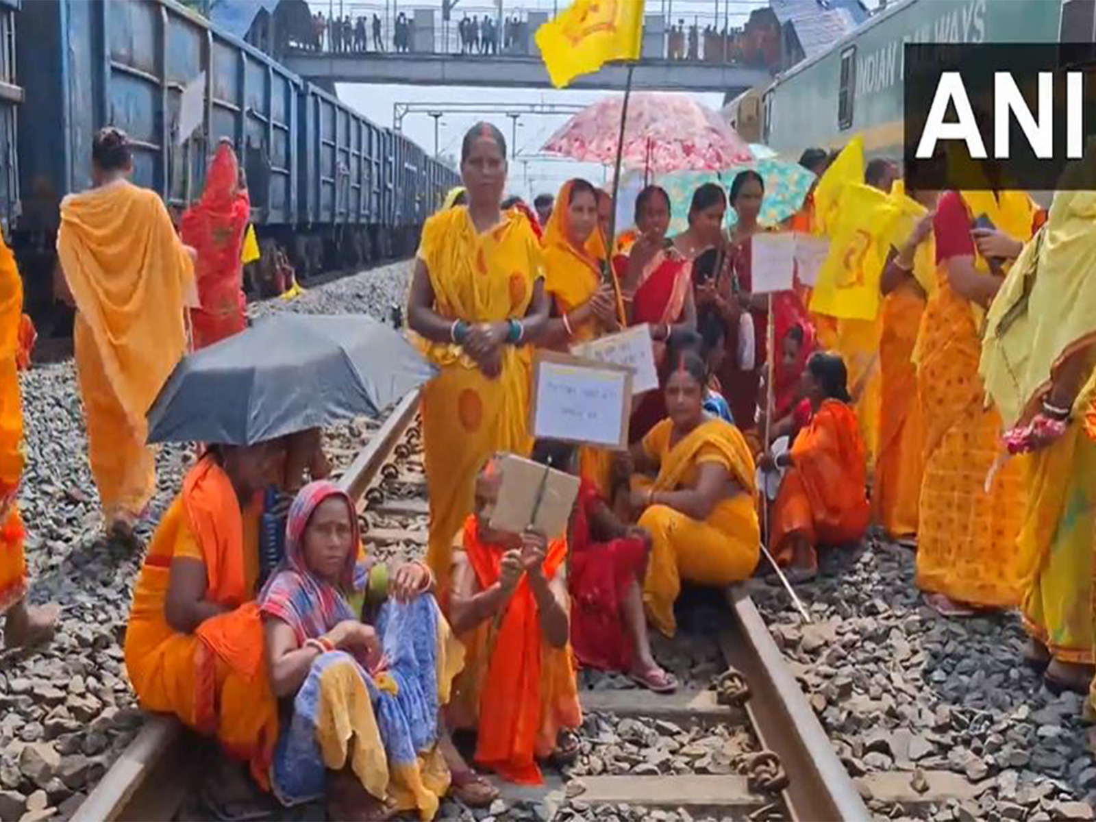 Kurmi community in Hazaribagh's Charhi railway station (Photo/ANI)