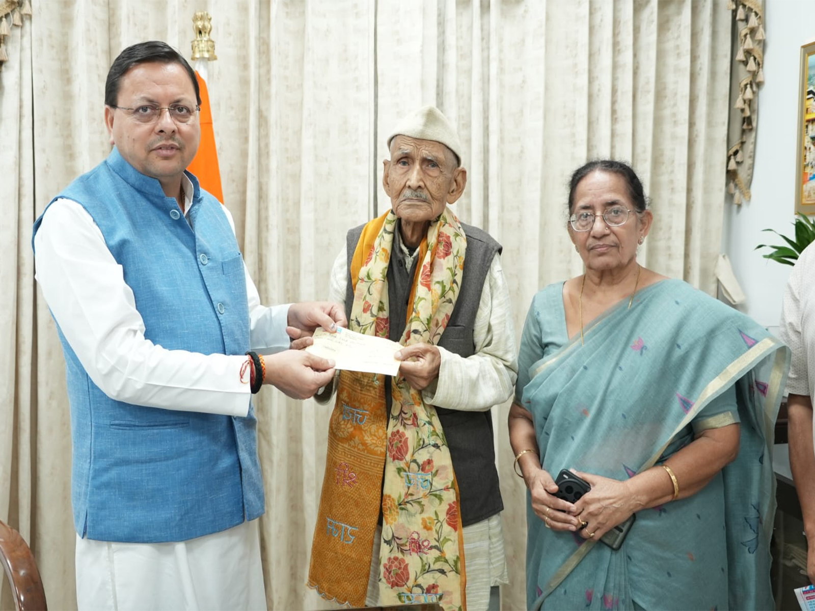 96-year-old donated Rs 7 lakh to Uttarakhand CM Relief Fund (Photo/CMO) 96-year-old donated Rs 7 lakh to Uttarakhand CM Relief Fund (Photo/CMO)
