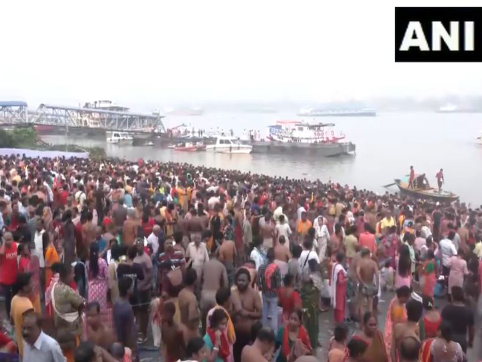 Large number of devotees gather for holy dip in Ganga in Kolkata (Photo/ANI) Large number of devotees gather for holy dip in Ganga in Kolkata (Photo/ANI)