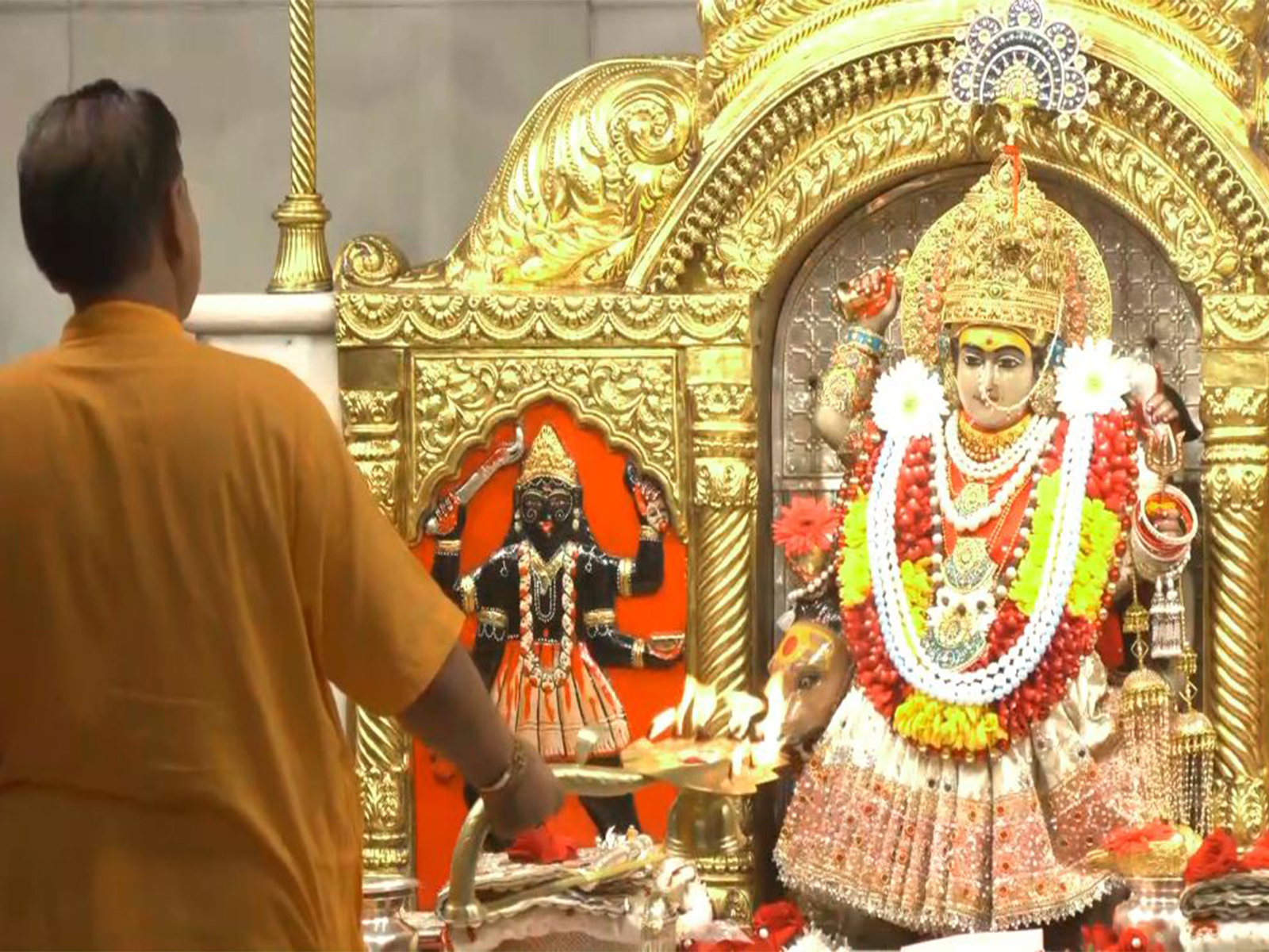 Morning Aarti is being offered at Jhandewalan Temple (Photo/ANI) Morning Aarti is being offered at Jhandewalan Temple (Photo/ANI)