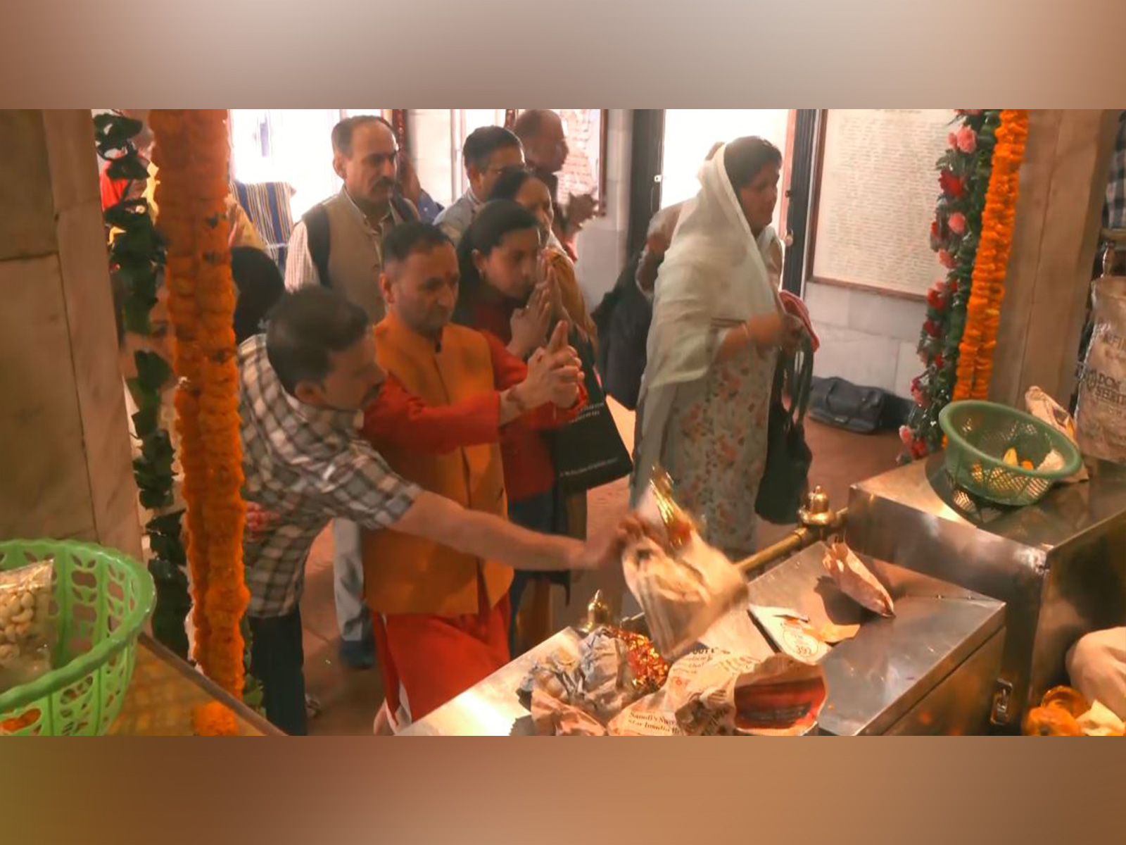 Devotees throng Shimla’s historic Kalibari temple on day one of Navratri (Photo/ANI) Devotees throng Shimla’s historic Kalibari temple on day one of Navratri (Photo/ANI)
