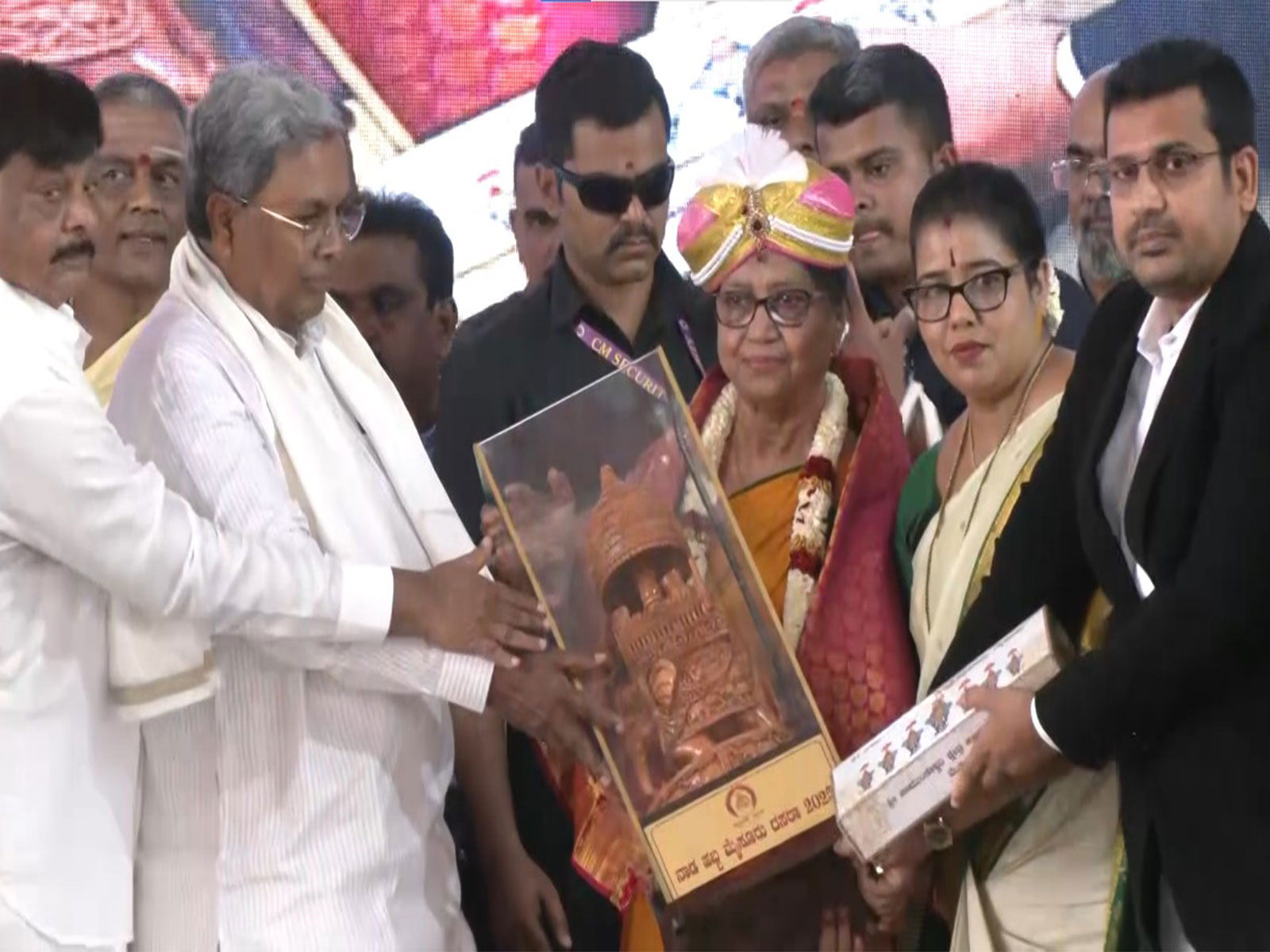 Karnataka CM Siddaramaiah with renowned Kannada writer Banu Mushtaq (Photo/ANI) Karnataka CM Siddaramaiah with renowned Kannada writer Banu Mushtaq (Photo/ANI)