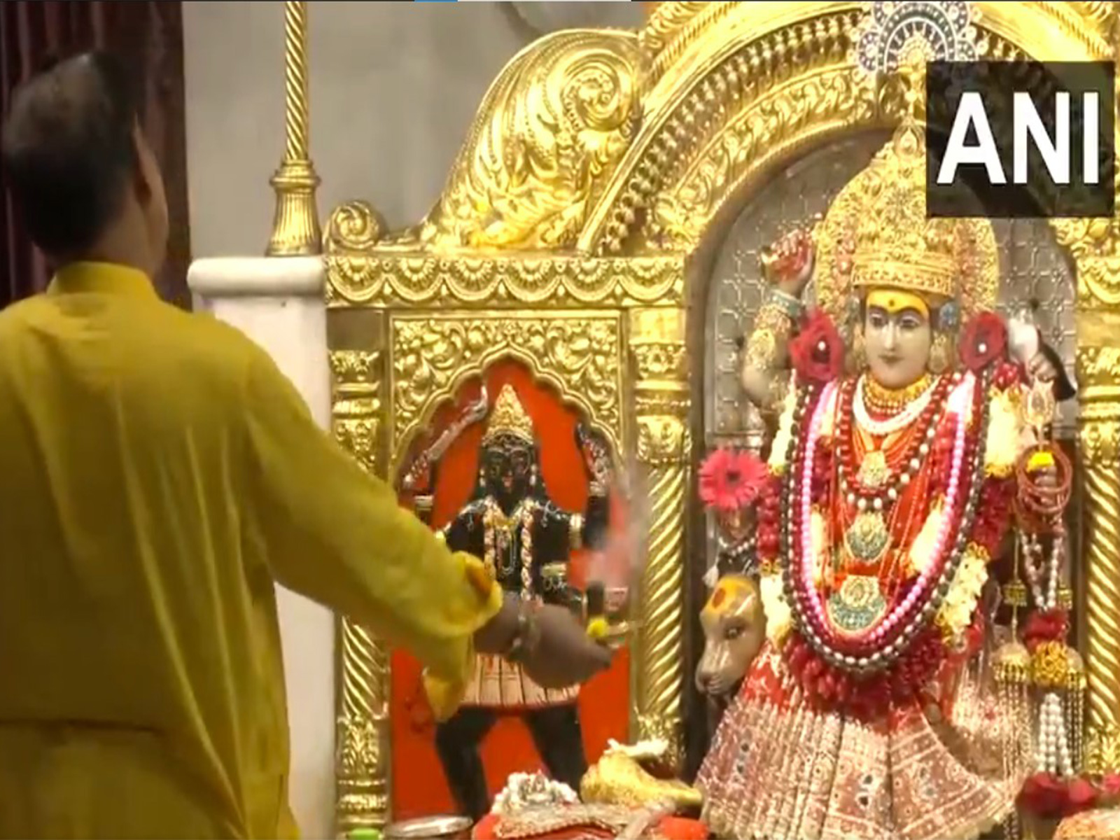 Morning aarti offered at Jhandewalan Temple on second day of Shardiya Navratri (Photo/ANI) Morning aarti offered at Jhandewalan Temple on second day of Shardiya Navratri (Photo/ANI)