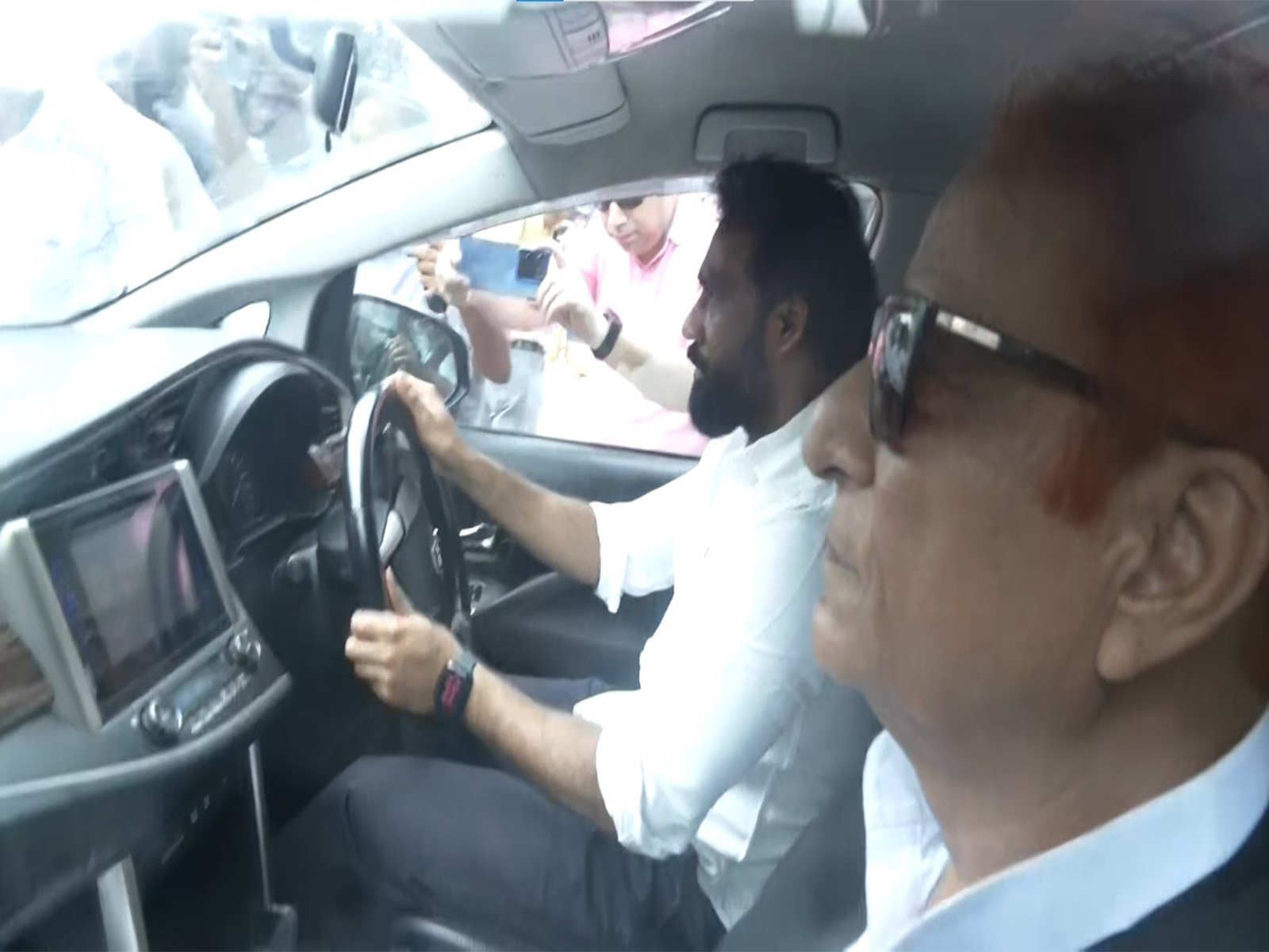 Azam Khan leaves Sitapur jail (Photo/ANI) Azam Khan leaves Sitapur jail (Photo/ANI)