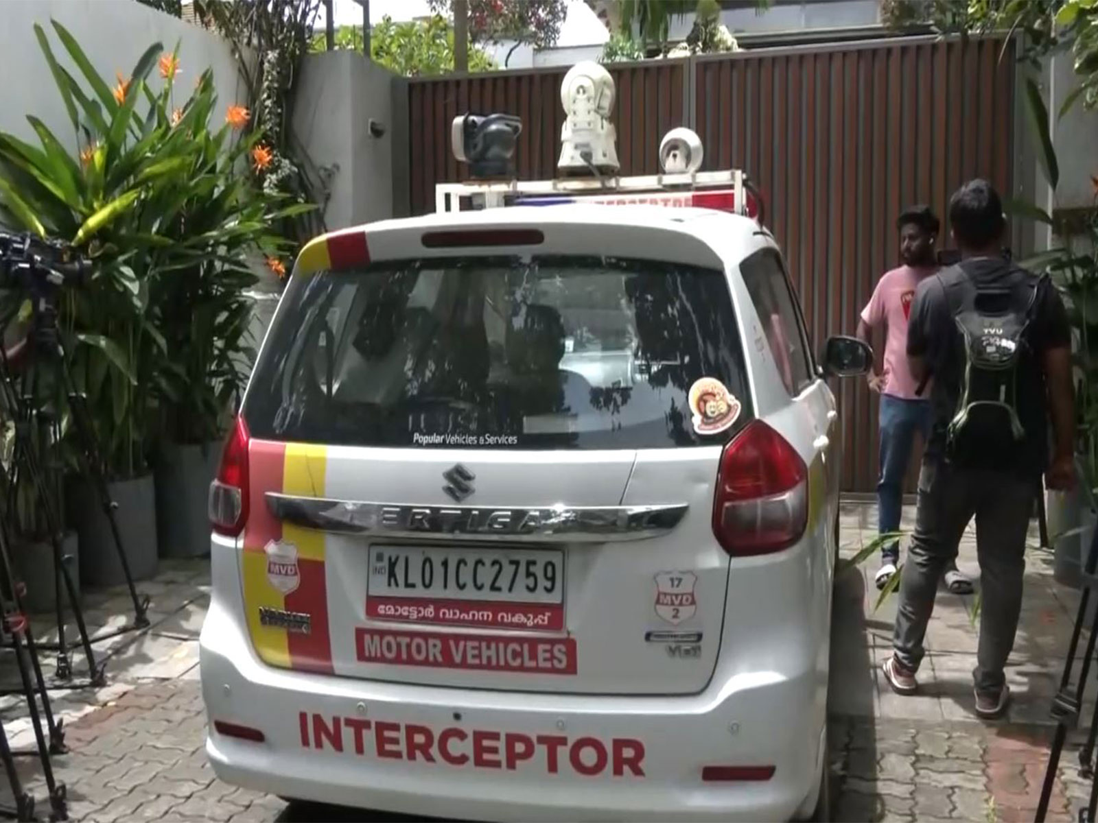 Customs department officials at Dulquer Salmaan's residence (Photo/ANI) Customs department officials at Dulquer Salmaan's residence (Photo/ANI)