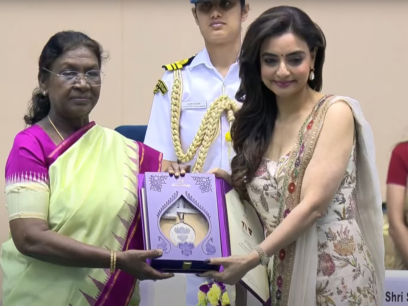Choregrapher Vaibhavi Merchant receiving award from President Droupadi Murmu (Image source: DD NEWS) Choregrapher Vaibhavi Merchant receiving award from President Droupadi Murmu (Image source: DD NEWS)