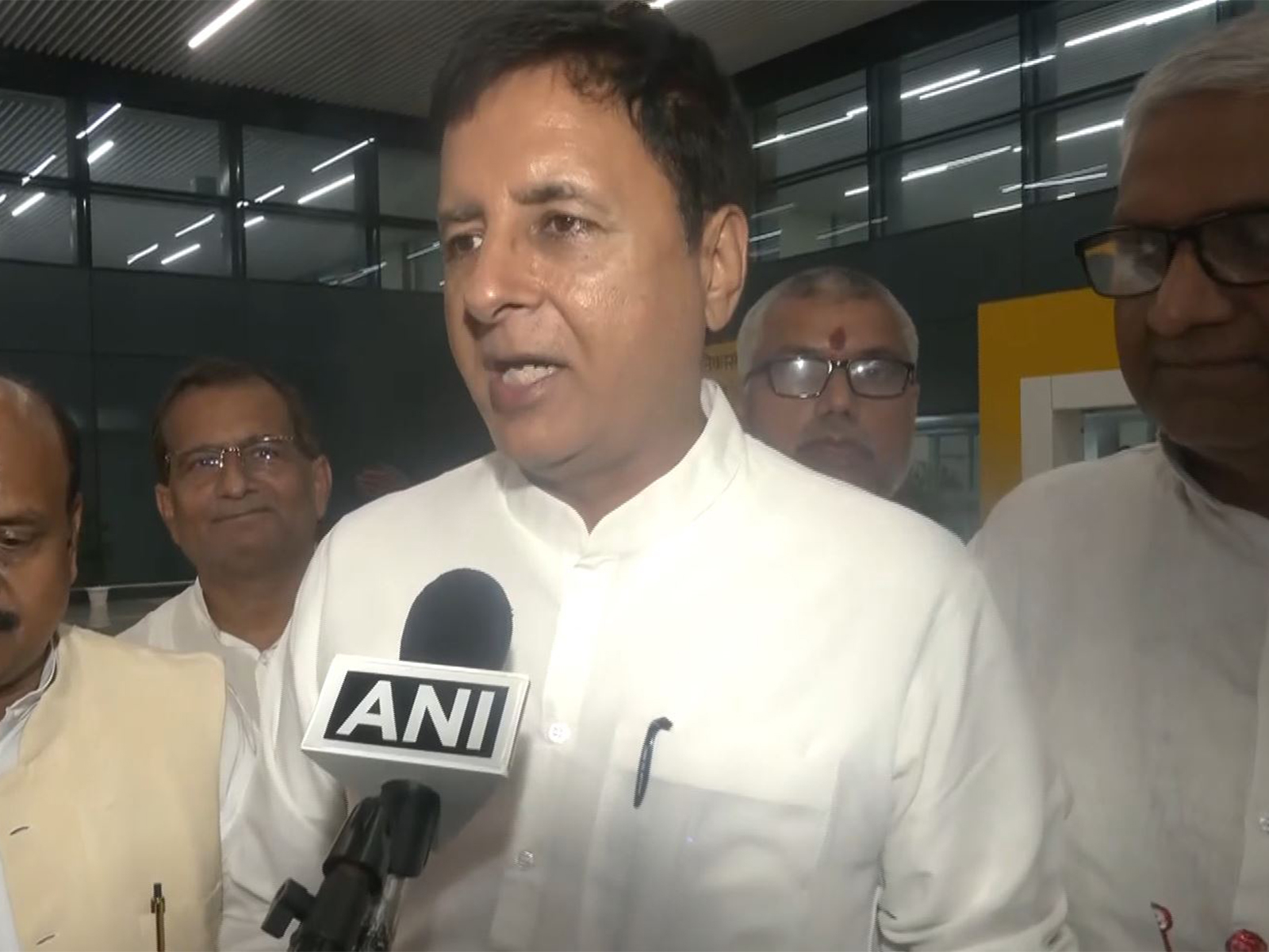 Congress MP Randeep Surjewala arrives in Bihar for CWC meeting (Photo/ANI) Congress MP Randeep Surjewala arrives in Bihar for CWC meeting (Photo/ANI)