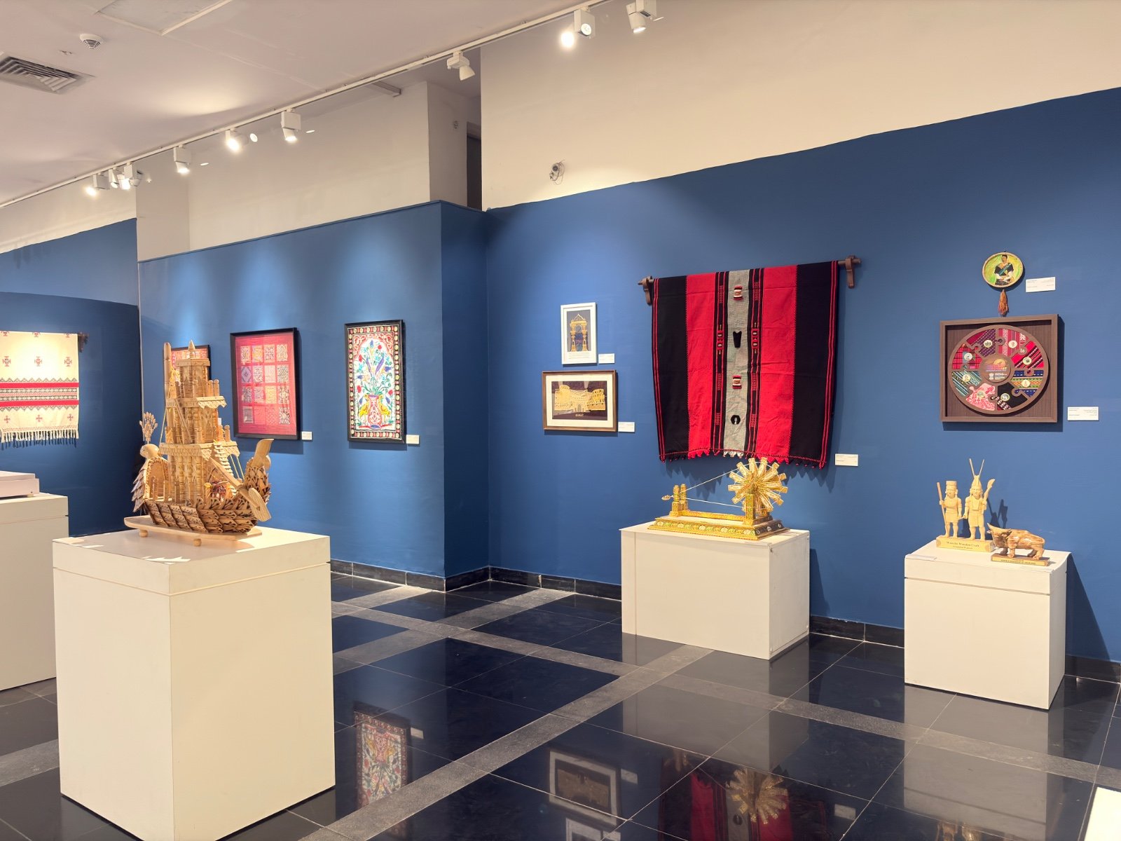 Model of cane ship and other items listed in auction (Photo/@narendramodi) Model of cane ship and other items listed in auction (Photo/@narendramodi)