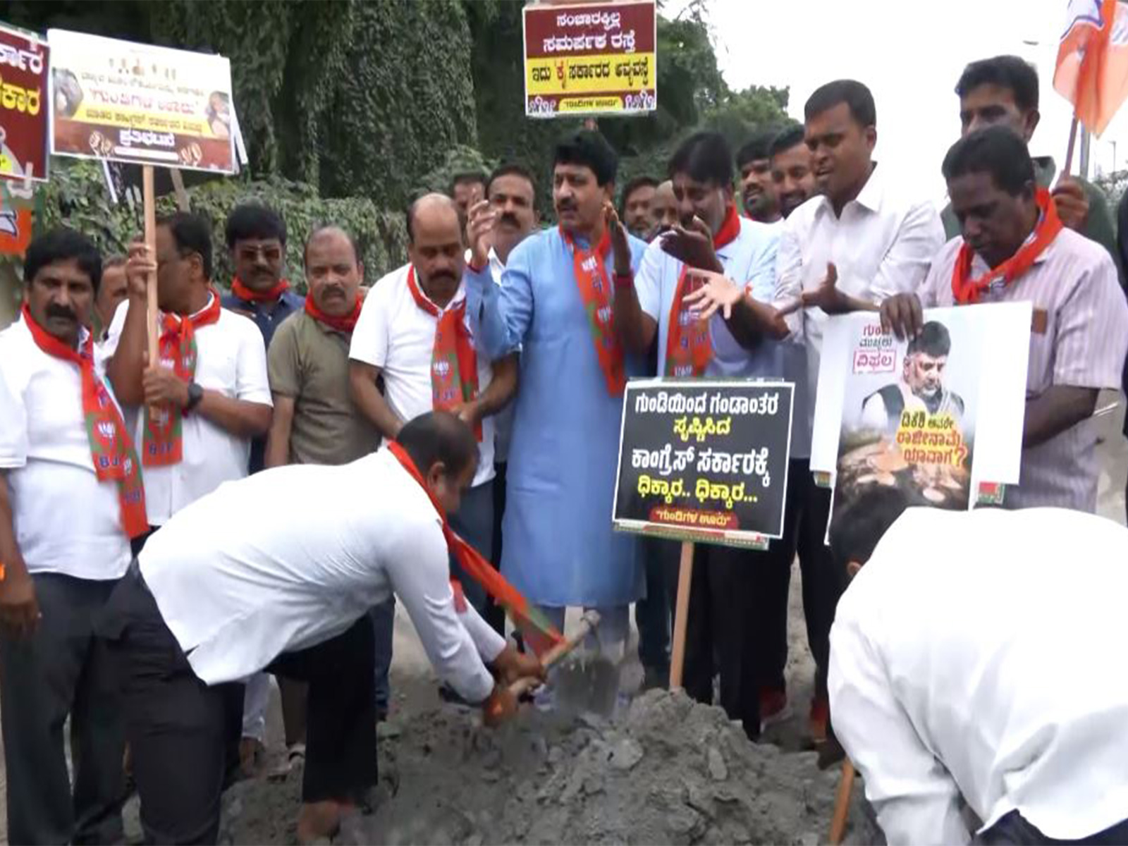 Karnataka BJP leaders protest over potholes in Bengaluru (Photo/ANI) Karnataka BJP leaders protest over potholes in Bengaluru (Photo/ANI)