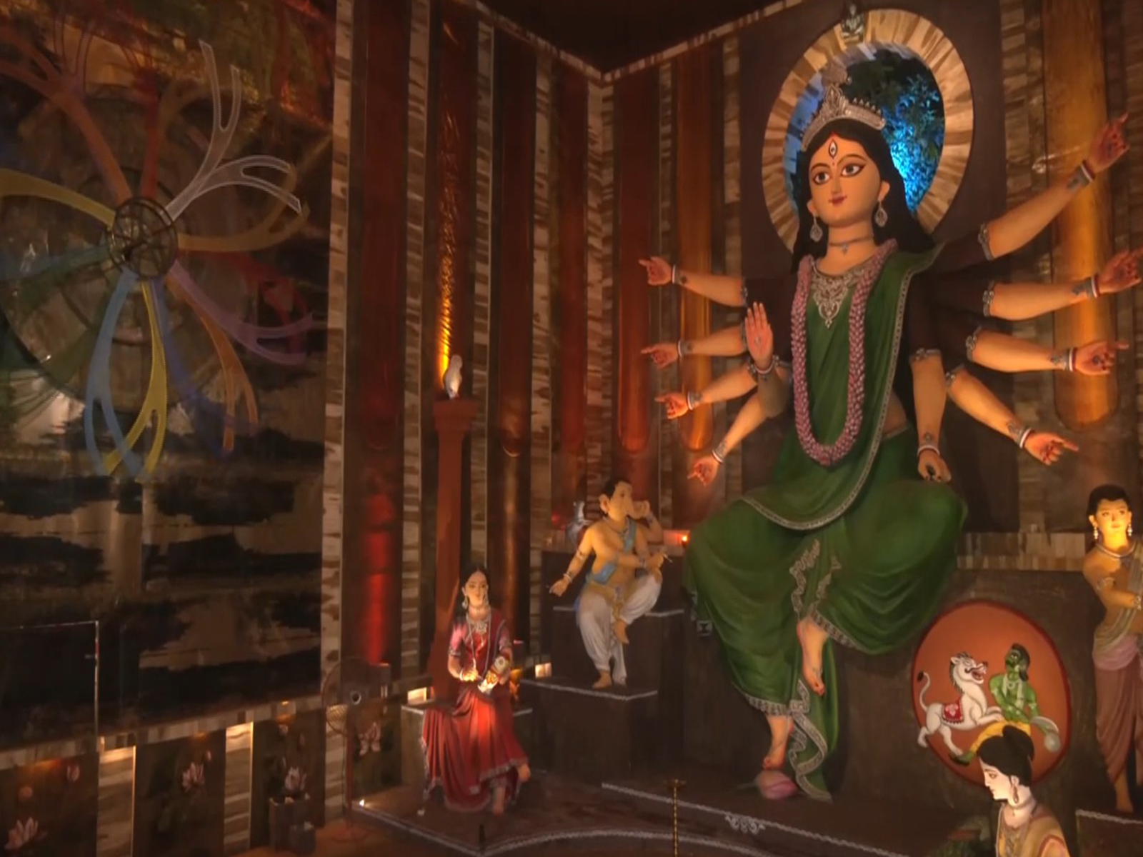 Hazra Park Durgotsab unveils Kolkata’s tallest 30-ft Durga Idol (Photo/ANI)