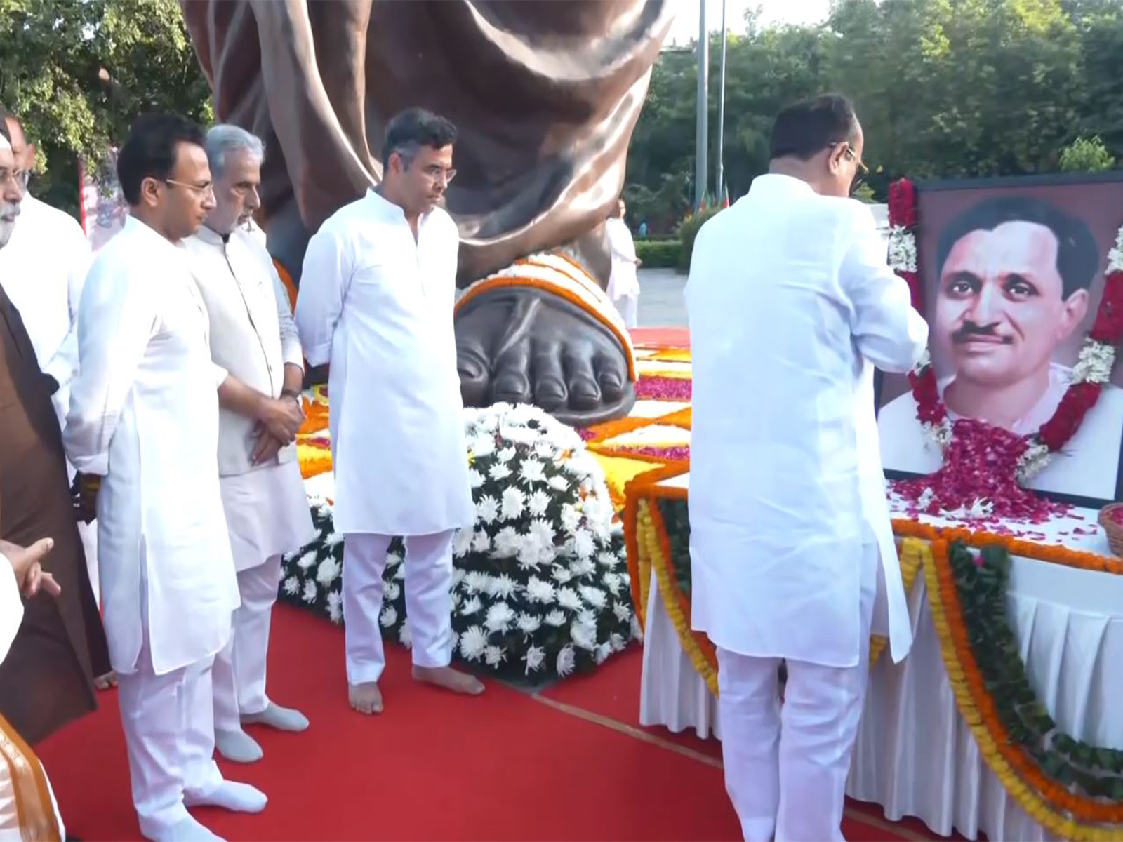BJP leaders pay tribute to Deendayal Upadhyaya (Photo/ANI) BJP leaders pay tribute to Deendayal Upadhyaya (Photo/ANI)