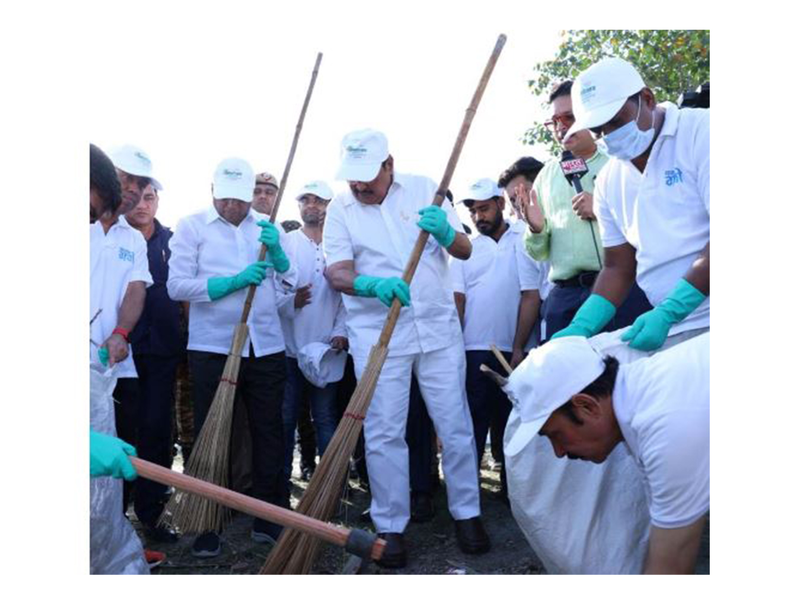 Union Minister for Jal Shakti, C R Patil participating in Shramdaan activity today at Kalindi Kunj (Photo/PIB)  Union Minister for Jal Shakti, C R Patil participating in Shramdaan activity today at Kalindi Kunj (Photo/PIB)