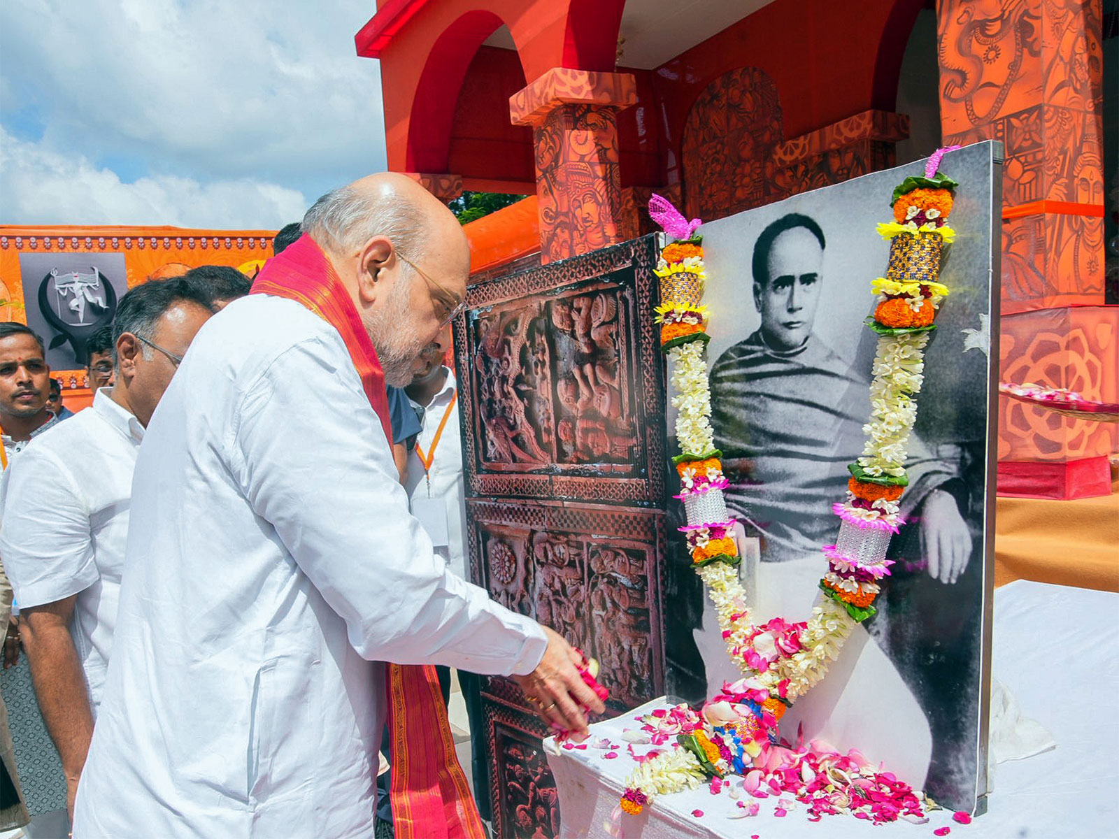 Amit Shah pays tributes to Ishwar Chandra Vidyasagar on his birth anniversary (Photo/ANI) Amit Shah pays tributes to Ishwar Chandra Vidyasagar on his birth anniversary (Photo/ANI)