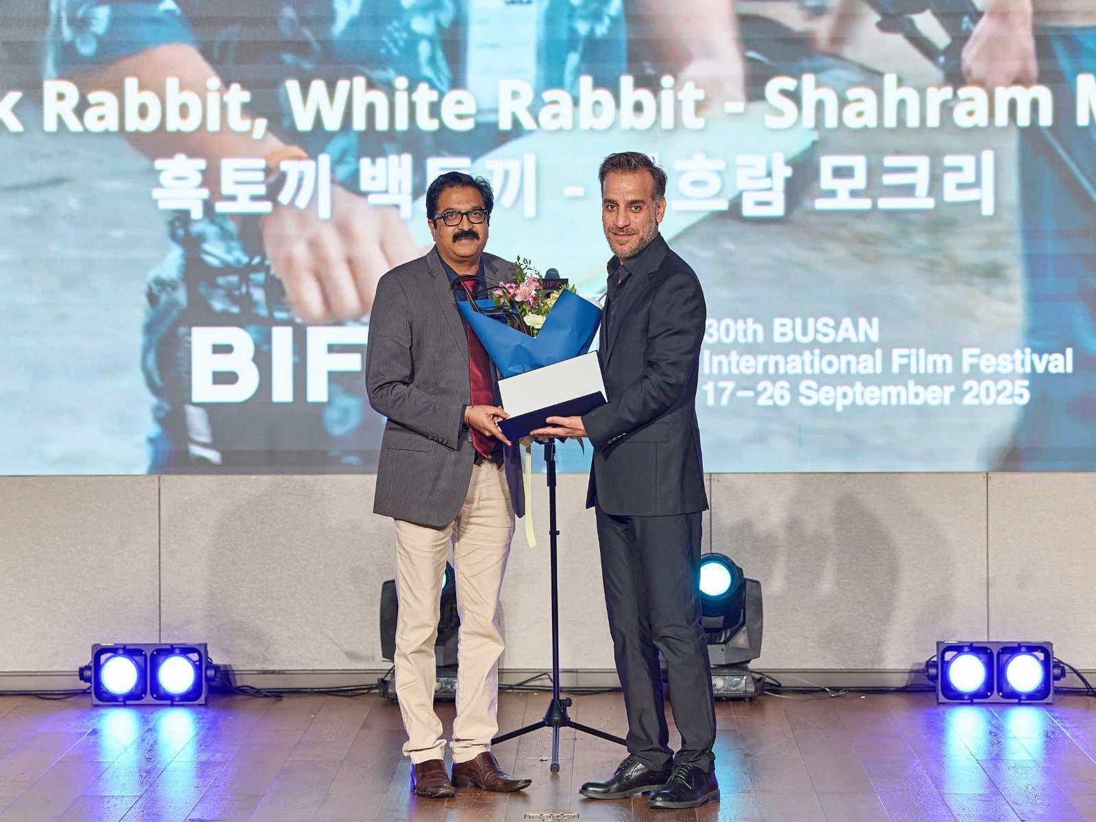 Prakash Magdum giving award to director Shahram Mokri (Photo: NFDC) Prakash Magdum giving award to director Shahram Mokri (Photo: NFDC)