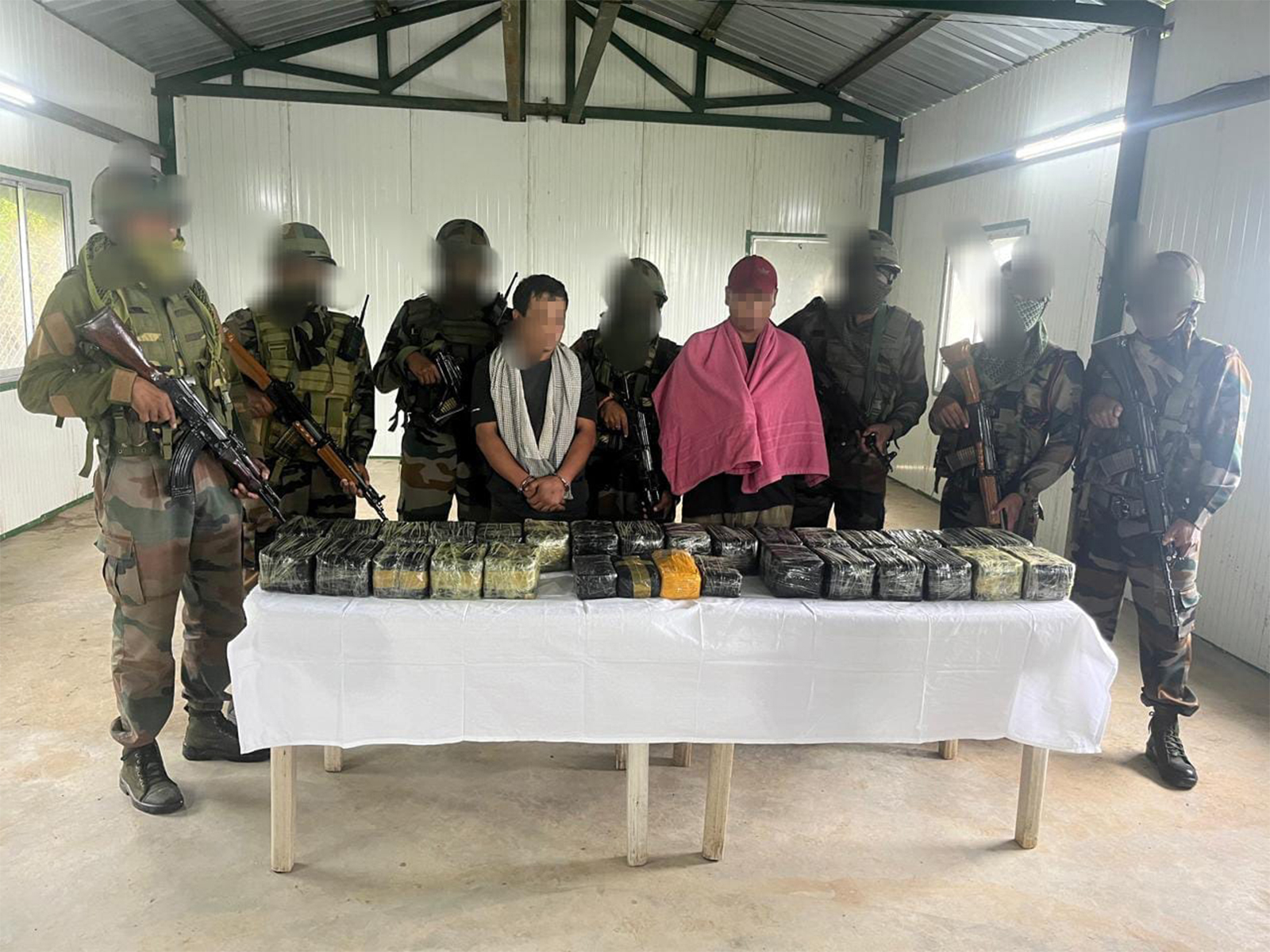 Officials with seized narcotics and apprehended officials (Photo/Assam Rifles) Officials with seized narcotics and apprehended officials (Photo/Assam Rifles)