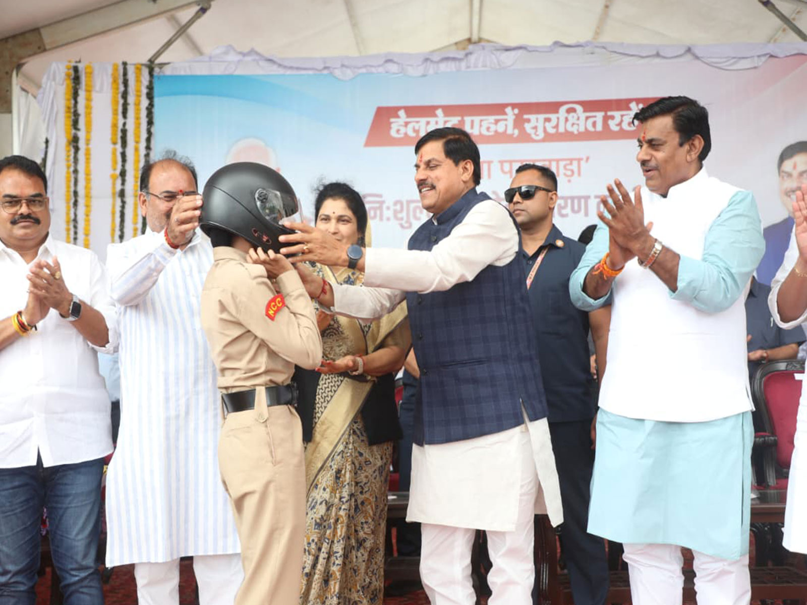 MP CM Mohan Yadav distributing the helmet (Photo/@CMMadhyaPradesh) MP CM Mohan Yadav distributing the helmet (Photo/@CMMadhyaPradesh)