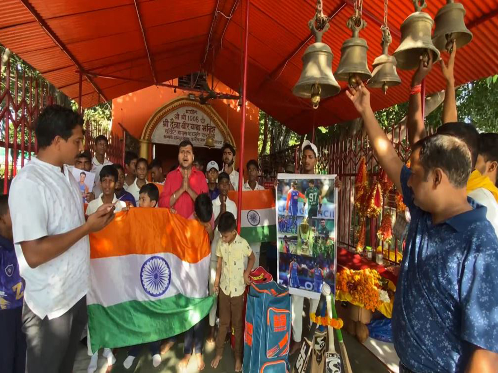 Cricket fans perform hawan, pooja in Varanasi (Photo/ANI) Cricket fans perform hawan, pooja in Varanasi (Photo/ANI)